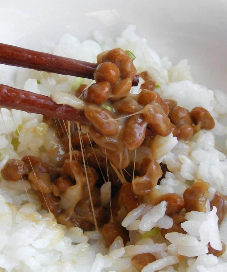 Natto met rijst opgediend in een schaal