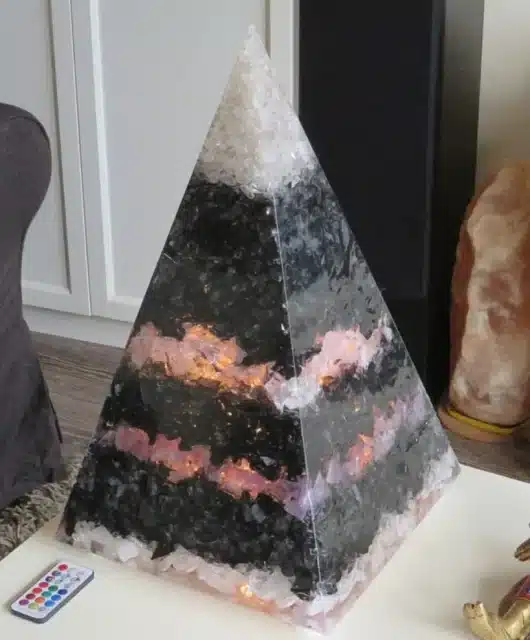 Afbeelding Ultra Orgon Shungiethoge piramide lamp
